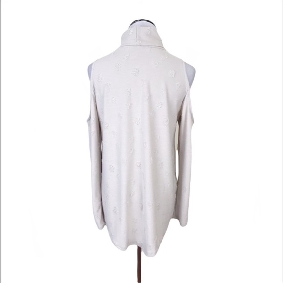 𝅺Entro Distressed Cold Shoulder Long Sleeve Turtleneck Top Cream Size Small - Picture 3 of 7